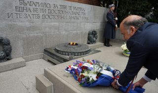 Посланикът  на САЩ положи цветя на Паметника на незнайния воин СНИМКИ