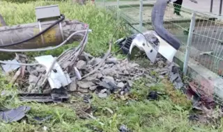 Кола помете бетонен стълб, влезе в детска площадка в Русе 
