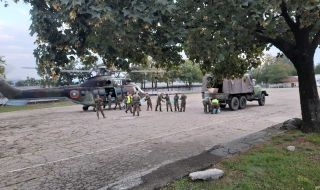 Военни се опитват да осигурят достъп до всички населени места в Карловско (СНИМКИ)