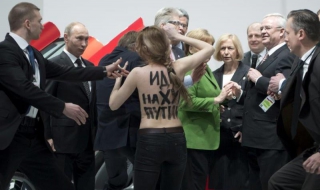 ФЕМЕН с протест срещу Путин пред Меркел