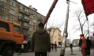 Стълб затрудни движението около Руски паметник