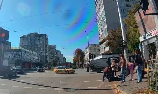 Плоскост от строеж падна върху жена и я прати на платното на булевард във Варна