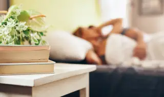 Каква е връзката между книгите върху нощното шкафче и интимния живот