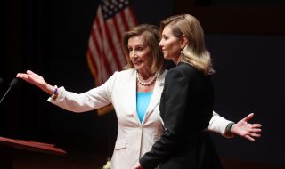 Олена Зеленска обсъжда военните престъпления на Русия с Пелоси