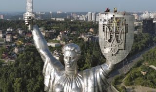 Тотално разчистване на спомените от СССР! Киев се отърва от съветските символи на паметника на Родината