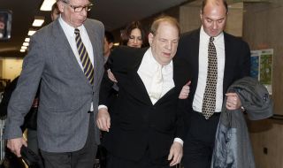 Харви Уайнстийн съди за милиони автопроизводител за катастрофата, която го парализира