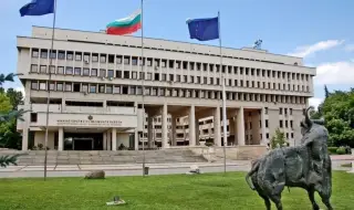 МВнР най-остро осъжда палежа на дипломатически автомобили на посолството на България в Скопие