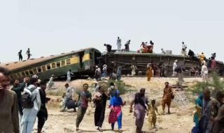 30 жертви след дерайлиране на влак в Пакистан ВИДЕО