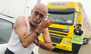 Пиян турски тираджия за малко не прегази полицаи