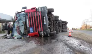 Тир се обърна на магистрала "Марица"