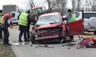 Тежка верижна катастрофа на пътя Добрич-Варна, пострада жена