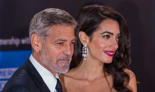 Сексапилната червена рокля на жената на Джордж Клуни прикова погледите (СНИМКИ)