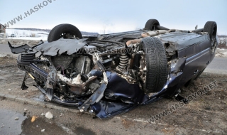 Кола се обърна по таван, военнослужещи помагаха