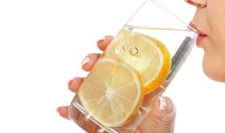 Най-грубата грешка при пиенето на вода с лимон