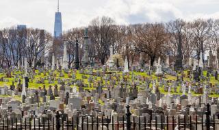 В Ню Йорк погребват в масов гроб (ВИДЕО)