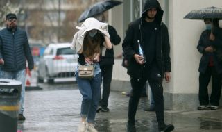 Бурите продължават: Опасно време на места и утре