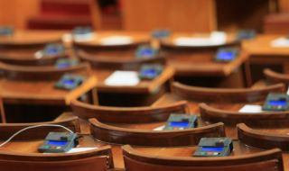 Предстои извънредно заседание на парламента и първа среща за преговори между двете най-големи партии