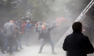 Протест в Тирана заради високите цени на храните и горивата
