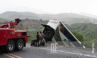 Автобус падна в пропаст Мексико, жертвите са поне 18
