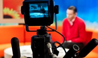 Репортер по гащи под сакото на живо в ефир развесели зрителите (ВИДЕО)