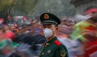 Сблъсъци между жители и китайската полицията заради политиката за "нулев COVID"