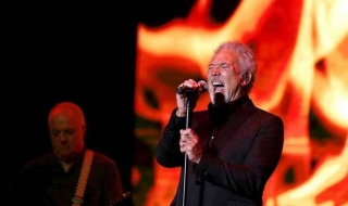 Том Джоунс сваля Присила Пресли