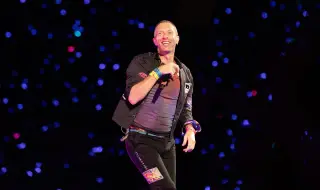 Вокалистът на Coldplay пропадна през дупка в сцената по време на концерт (ВИДЕО)