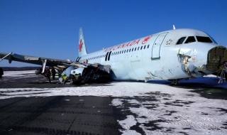 Airbus A320 кацна по корем в Халифакс
