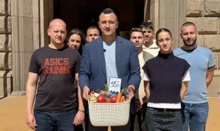 Габриел Вълков и младежи на БСП с акция „Кошница на реалността“ пред МС срещу високите цени на храните и горивата