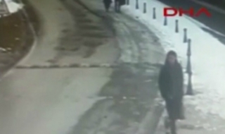 Нови кадри на предполагаемия нападател в Истанбул (ВИДЕО)