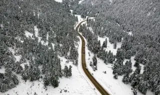 Complicated road conditions in Greece due to icy roads 