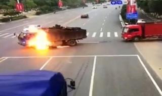 Драматични кадри: Катастрофа и пожар на китайска магистрала