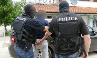 Закопчаха 19-годишен, заканил се да убие майка си