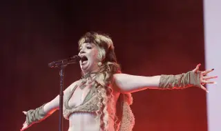 Певица припадна от изтощение на сцената и отмени всичките си участия (ВИДЕО)