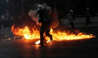 Насилие в Атина заради нов закон за протестите