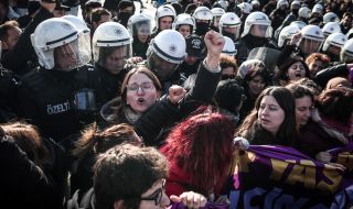Насилието над жени продължава да е голям проблем в Турция