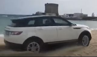 Сериозна глоба за Range Rover Evouqe обикалящ по плажа (ВИДЕО) 