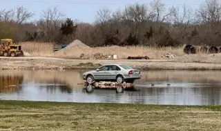 The story of a car parked in the middle of a lake (VIDEO) 