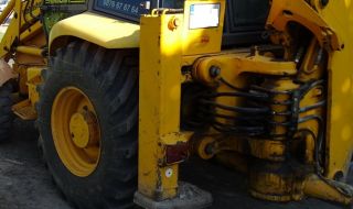 Вятърът обърна багер в столичния квартал "Младост"