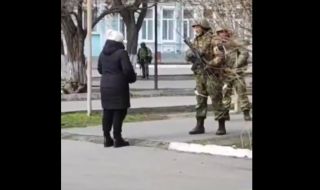 Украинка към руски войник: „Сложете слънчогледовите семки в джоба си, за да пораснат, когато умрете“ ВИДЕО