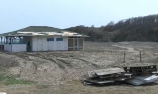Багер унищожи дюни на плажа "Бутамята"