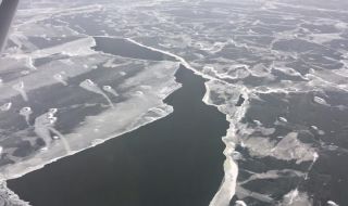 Спасиха около 200 въдичари на откъснал се леден блок в езеро в Минесота ВИДЕО