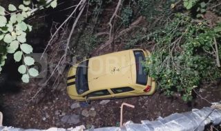  Край Враца семейство оцеля по чудо! Кола падна в дере от 4 метра