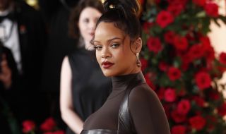 Риана с пръстен за 1 млн. долара на крака си (ВИДЕО)