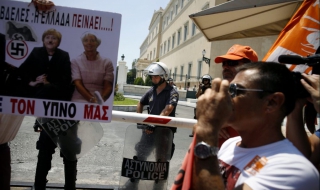 Гърците срещу Меркел, но жадуват за германски паспорт