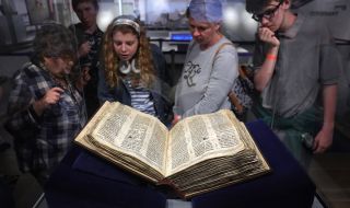 Най-старата еврейска Библия в света постави рекорд с продажбата си