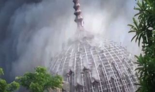 Пожар унищожи минарето на най-голямата джамия в Джакарта (ВИДЕО)
