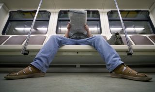 Испания забрани на мъжете да стоят разкрачени в метрото
