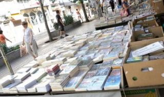 Пазарът на книги се връща на площад "Славейков"