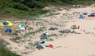 Разпънаха палатки върху дюни край Синеморец